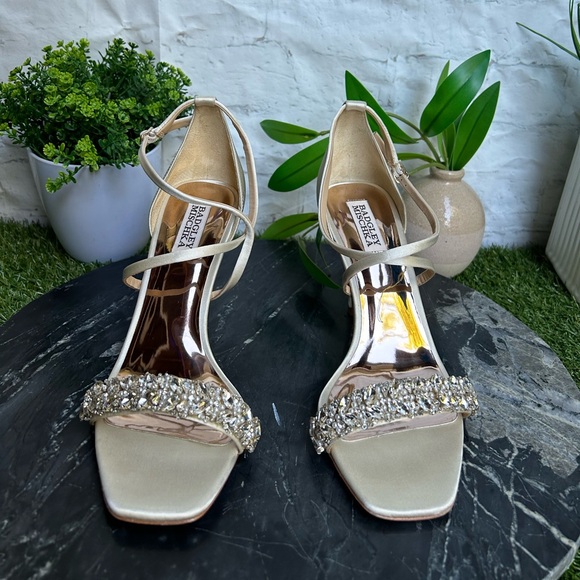 BADGLEY MISCHKA
Nala Curvy Stiletto
Heel Ivory Satin size 9 
$245 store display - Picture 13 of 16